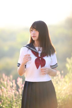 Asya Japon okul kız kostüm park sunrise açık bakarak portresi