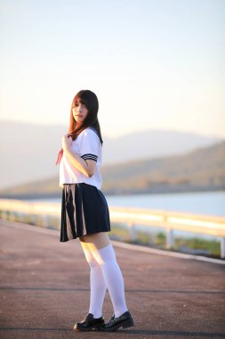 Asya Japon okul kız kostüm park sunrise açık bakarak portresi