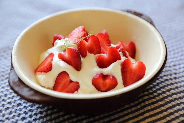 桌上的草莓奶油甜点 — 图库照片