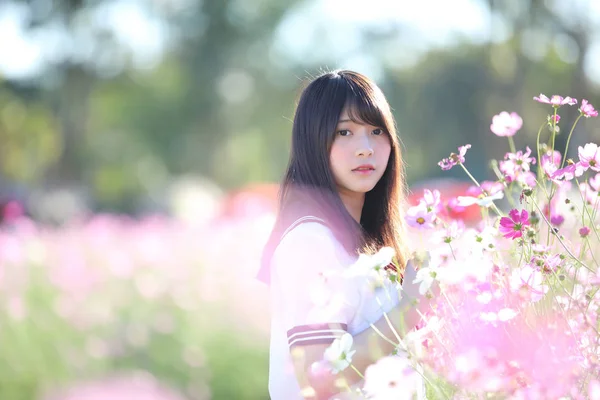 Portrait Uniforme Écolière Japonaise Avec Fleur Cosmos — Photo