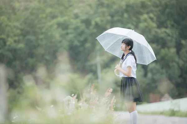 Porträt Eines Asiatischen Schulmädchens Das Bei Regen Mit Regenschirm Auf — Stockfoto