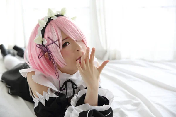 Japonya anime cosplay kadın Portresi , w beyaz Japon hizmetçi — Stok fotoğraf