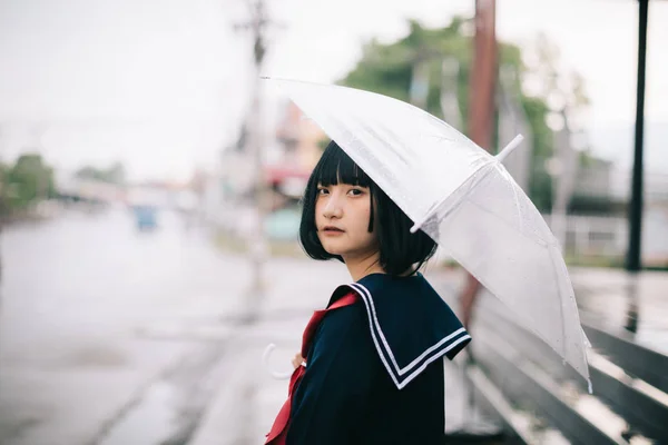 Portret van Aziatische schoolmeisje wandelen met paraplu in uraban WA — Stockfoto