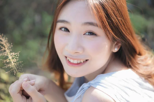 Retrato de joven mujer asiática sonrisa en jardín de flores —  Fotos de Stock
