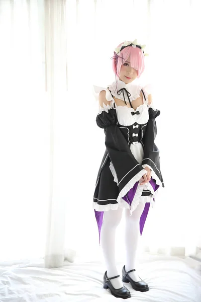 Japonya anime cosplay kadın Portresi , w beyaz Japon hizmetçi — Stok fotoğraf