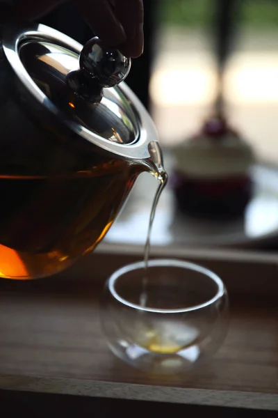 Tetera caliente con bebida de tetera en mesa de madera — Foto de Stock