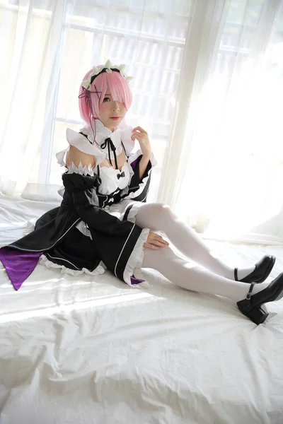 Japonya anime cosplay kadın Portresi , w beyaz Japon hizmetçi — Stok fotoğraf