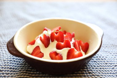 Çilek tablo tatlı krema ile