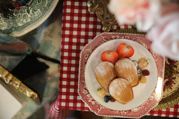 Madeleines, francia édes desszert gyümölccsel és teával — Stock Fotó