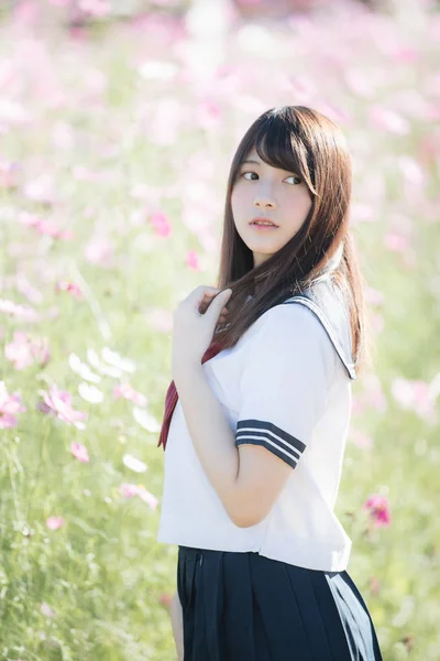 Retrato de uniforme menina da escola japonesa com flor cosmos — Fotografia de Stock