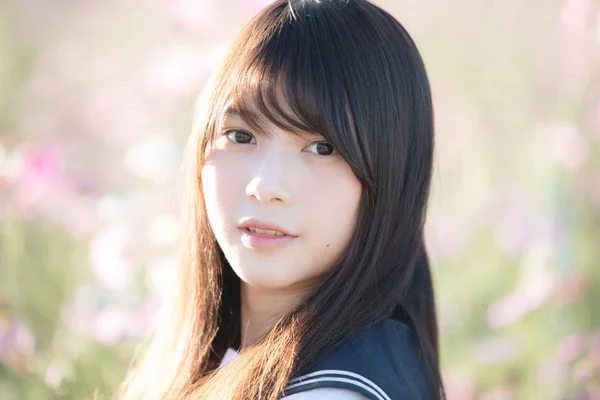 Retrato de uniforme menina da escola japonesa com flor cosmos — Fotografia de Stock