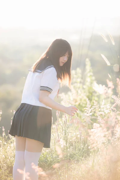 Retrato de asiático japonés escuela chica traje buscando en parque o —  Fotos de Stock