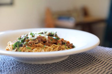 Spagetti Bolognese kıyma ve domates sosu ile süslenmiş 