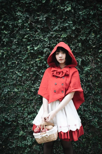 Potret wanita muda dengan kostum Little Red Riding Hood di tingkat — Stok Foto