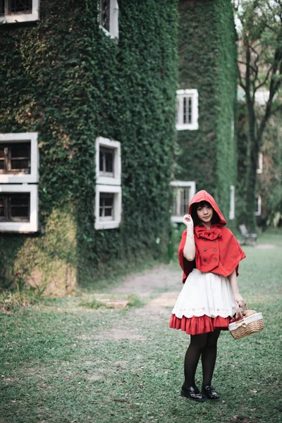 Portret młoda kobieta z małym czerwonym stroju kaptura w Gree — Zdjęcie stockowe