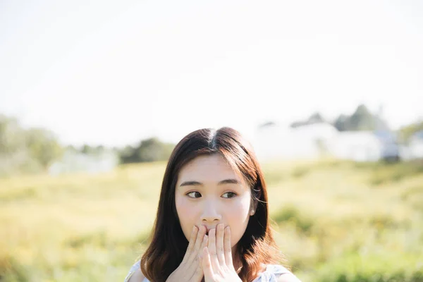 Portret van jonge Aziatische vrouw meisje glimlach in bloementuin — Stockfoto
