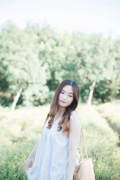 Retrato de jovem mulher asiática menina sorriso no jardim de flores — Fotografia de Stock