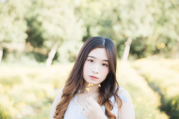 Retrato de jovem mulher asiática menina sorriso no jardim de flores — Fotografia de Stock