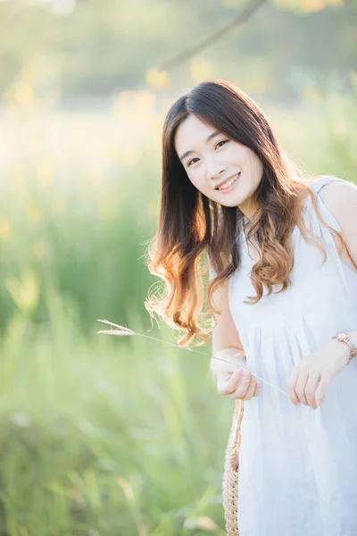 Retrato de joven mujer asiática sonrisa en jardín de flores —  Fotos de Stock