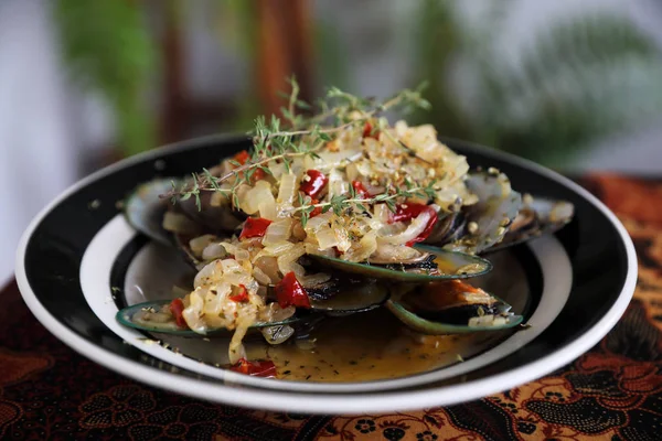 Mejillones en vino blanco aperitivo, comida italiana — Foto de Stock