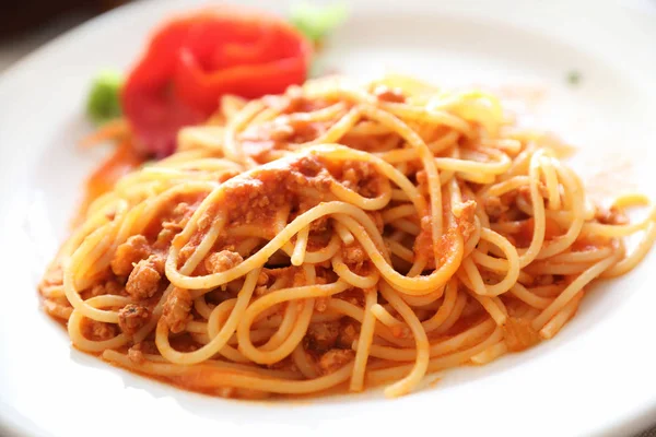 Bolognai spagetti, spagetti paradicsommártással, csalokkal — Stock Fotó