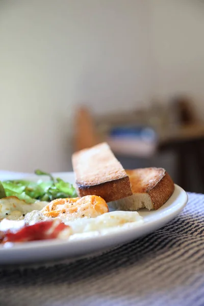 Anglická snídaně smažené vejce slanina salám chleba a salát — Stock fotografie