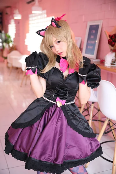 Japón anime cosplay, retrato de chica cosplay en rosa habitación atrás —  Fotos de Stock