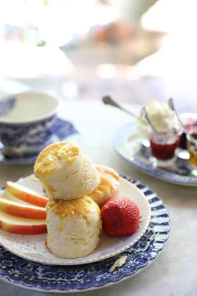 Bollos con mermelada y té Inglés postre horneado —  Fotos de Stock