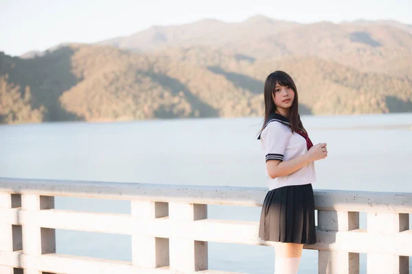 Ritratto di ragazza della scuola giapponese sorriso uniforme con passerella e — Foto Stock