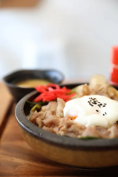 Japanese food Gyudon Japanese beef on rice bowl topped with egg — Stock Photo, Image