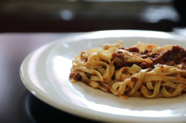 Spagetti Bolognese kıyma ve domates sosu ile süslenmiş 