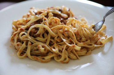 Spagetti Bolognese kıyma ve domates sosu ile süslenmiş 