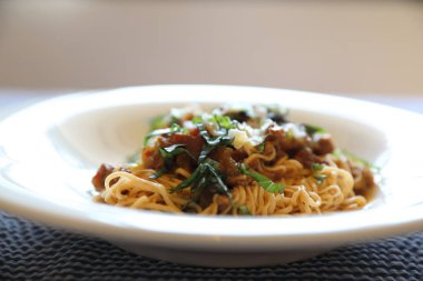 Spagetti Bolognese kıyma ve domates sosu ile süslenmiş 