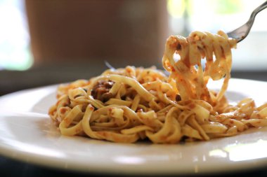 Spagetti Bolognese kıyma ve domates sosu ile süslenmiş 
