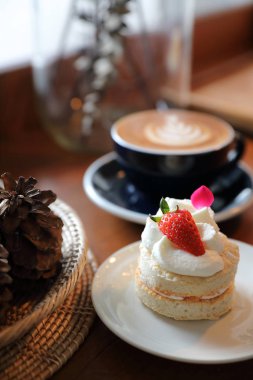 Ahşap masada çilekli kek tatlısı