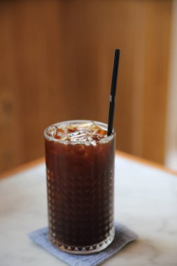 Kahve dükkanında buz americano kahve