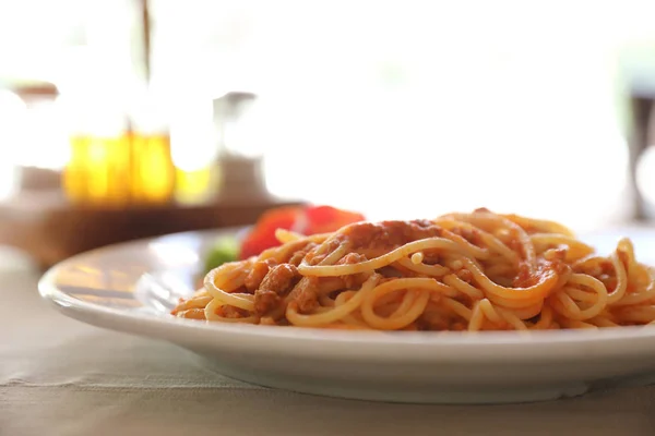 Спагетти с болоньезе, спагетти с томатным соусом и сыром — стоковое фото