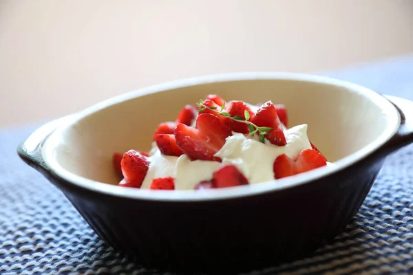 桌上的草莓奶油甜点 — 图库照片