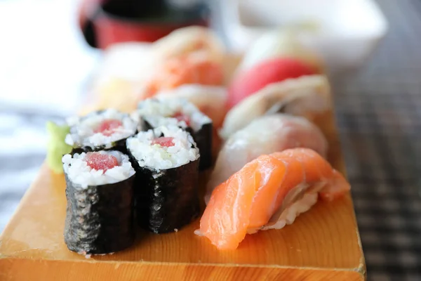 Set de Sushi nigiri y sushi maki con té servido sobre madera y sopa —  Fotos de Stock