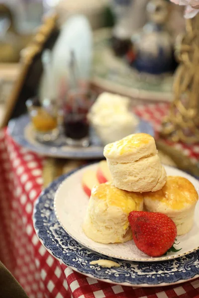 Bollos con mermelada y té Inglés postre horneado —  Fotos de Stock