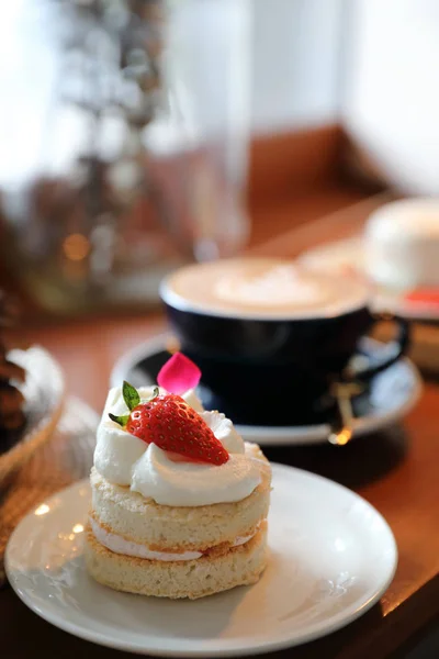 Strawberry cake dessert on wood table — Stock Photo, Image