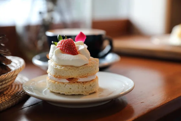 Strawberry cake dessert on wood table — Stock Photo, Image