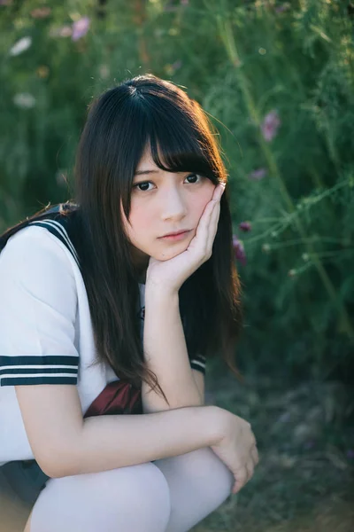 Retrato de asiático japonés escuela chica traje sentado y looki —  Fotos de Stock