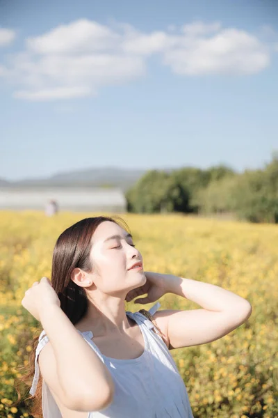 Porträt einer jungen asiatischen Frau Lächeln im Blumengarten — Stockfoto