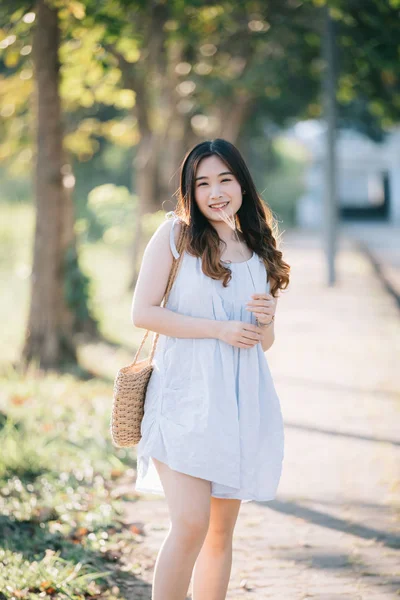 Retrato de jovem mulher asiática menina sorriso no jardim de flores — Fotografia de Stock