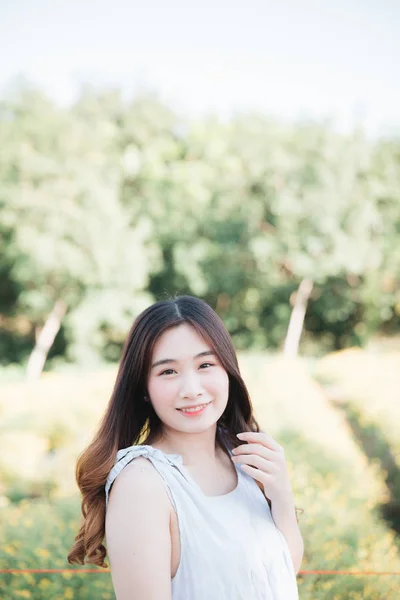 Retrato de jovem mulher asiática menina sorriso no jardim de flores — Fotografia de Stock