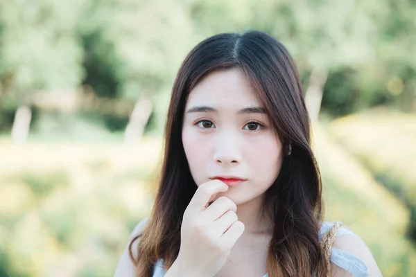 Retrato de joven mujer asiática sonrisa en jardín de flores — Foto de Stock