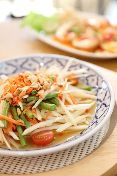 Salade de papaye verte ou tam Som dans la cuisine de rue thaïlandaise — Photo