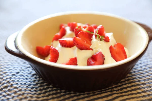 Jordbær med fløde på bordet dessert - Stock-foto