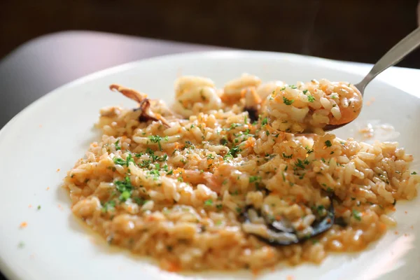 Морепродукты Ризотто, традиционный итальянский рис на столе — стоковое фото